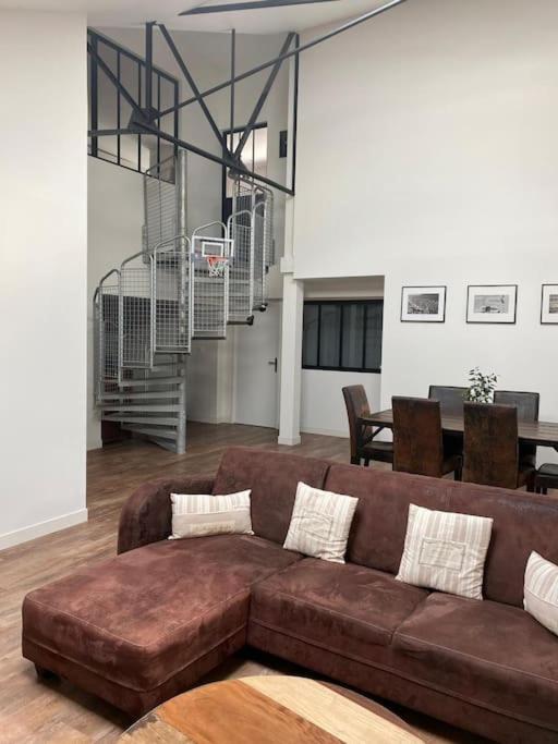 Loft Proche Centre Ville Hotes Habitant A L Etage ลาวาล ภายนอก รูปภาพ